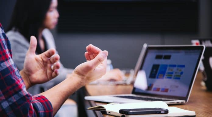 Adoptez une bonne posture pour travailler avec une hernie discale cervicale