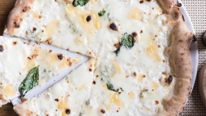 Dégustation de pizza chèvre miel et crème fraîche : créez une soirée thématique