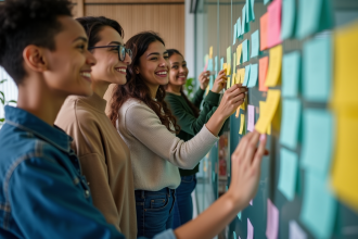 Groupe diversifié arrangeant des notes colorées lors d'un atelier