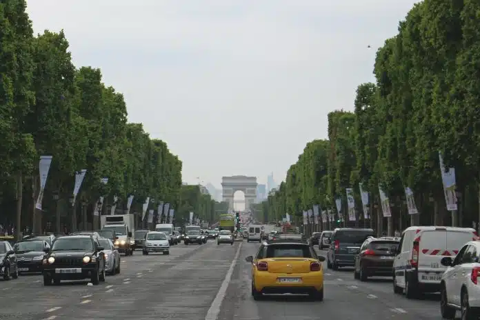 Conduire une voiture dans Paris